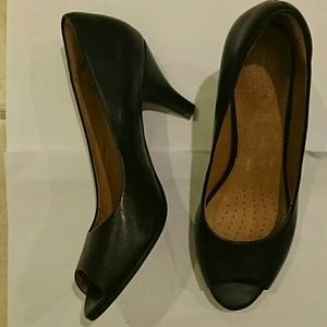 Clarks Cynthia Avant Peep-Toe Pump 6M